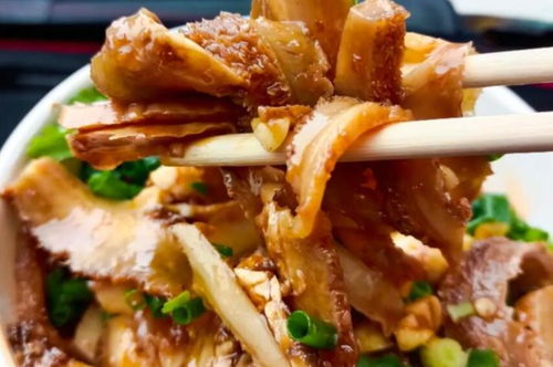 武漢菜市場旁的老味道，牛腰雙拼一絕，環境差來吃的人卻絡繹不絕